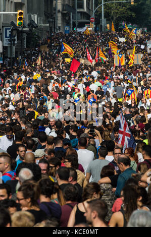 Spanien, Barcelona, 03. Oktober - 2017 Pacific Protest gegen die Strafverfolgung von Gewalt während des Referendums der Unabhängigkeit Kataloniens. Stockfoto