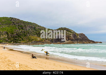 Surfer am Boomerang Beach in Pacific Palms in der Mitte der Nordküste von New South Wales, Australien Stockfoto