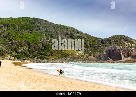 Surfer am Boomerang Beach in Pacific Palms Teil des Nationalpark Booti Booti, in der Mitte der Nordküste von New South Wales, Australien Stockfoto