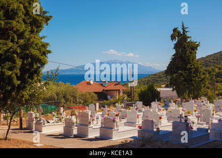 Blick von Stavros in Griechenland, Friedhof, Meer und Umgebung. Stockfoto