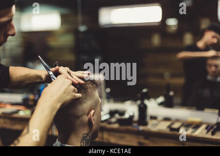 Erntegut Friseur tun Haarschnitt für Client Stockfoto