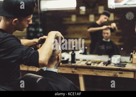 Erntegut Friseur tun Haarschnitt für Client Stockfoto