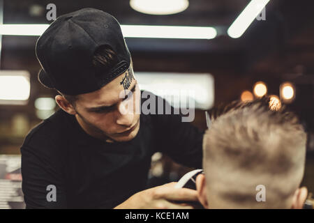 Erntegut Friseur tun Haarschnitt für Client Stockfoto