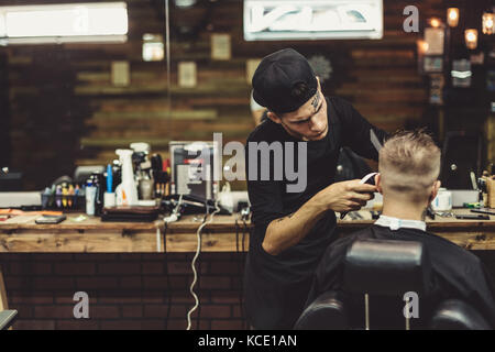Erntegut Friseur tun Haarschnitt für Client Stockfoto