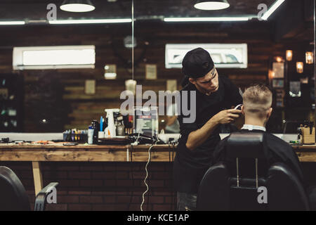 Erntegut Friseur tun Haarschnitt für Client Stockfoto