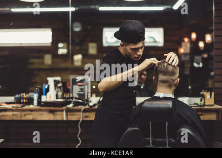 Erntegut Friseur tun Haarschnitt für Client Stockfoto
