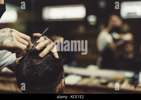 Erntegut Friseur tun Haarschnitt für Client Stockfoto