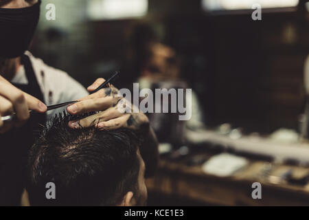 Erntegut Friseur tun Haarschnitt für Client Stockfoto