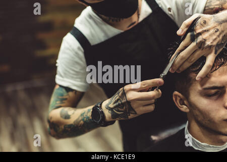 Erntegut Friseur tun Haarschnitt für Client Stockfoto