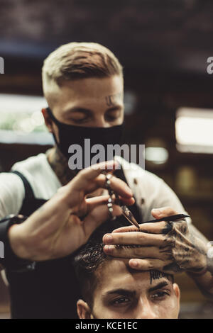 Erntegut Friseur tun Haarschnitt für Client Stockfoto