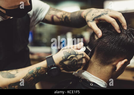 Friseur rasieren Mann in Stuhl Stockfoto