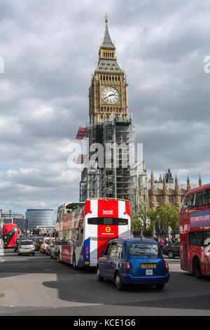 Gerüste und Handwerker umgeben das Elizabeth Tower (Big Ben), wie es Restaurierung unterzogen wird Stockfoto