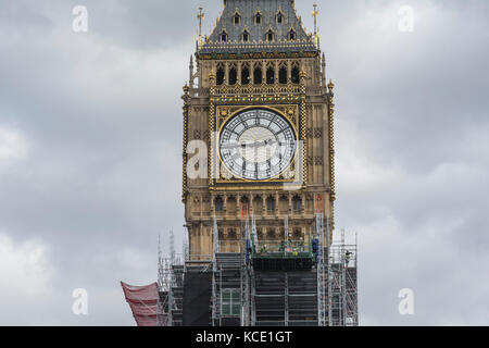 Gerüste und Handwerker umgeben das Elizabeth Tower (Big Ben), wie es Restaurierung unterzogen wird Stockfoto