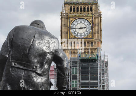 Gerüste und Handwerker umgeben das Elizabeth Tower (Big Ben), wie es Restaurierung unterzogen wird Stockfoto