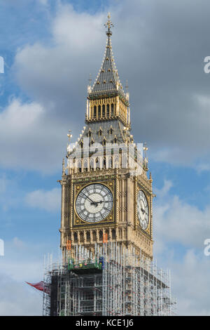 Gerüste und Handwerker umgeben das Elizabeth Tower (Big Ben), wie es Restaurierung unterzogen wird Stockfoto