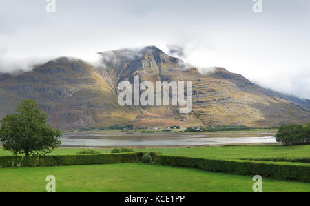 Das Dorf Torridon im westlichen Hochland von Schottland, Großbritannien. Vom Rasen des Torridon Hotels aus gesehen. Zeigt die Gipfel von Liathace und Beinn Eighe Stockfoto