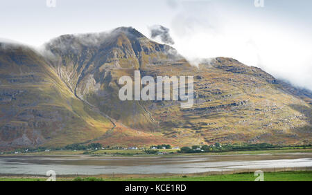 Das Dorf Torridon im westlichen Hochland von Schottland, Großbritannien. Blick von Süden über Loch Torridon. Zeigt die Gipfel von Liathace und Beinn Eighe Stockfoto