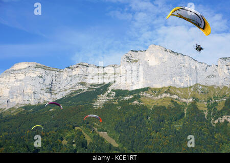 Vier Sanitäter fliegen beim Coupe Icare Event 2017. Saint-Hilaire du Touvet, Isère, Auvergne-Rhône-Alpes, Frankreich. Stockfoto