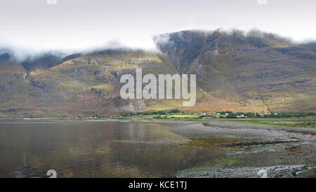 Das Dorf Torridon im westlichen Hochland von Schottland, Großbritannien. Blick von Süden über Loch Torridon. Zeigt die Gipfel von Liathace und Beinn Eighe Stockfoto