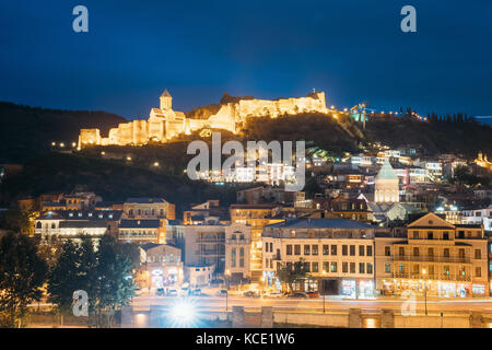 Tiflis, Georgien. Alte Festung Narikala in Abend Nacht beleuchtung unter blauem Himmel. Stockfoto