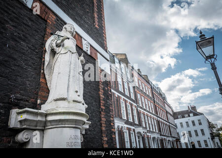 Ein Grad I - Gelistet Statue von Queen Anne, Königin von England, Queen Anne's Gate, Westminster, London, Großbritannien. Stockfoto