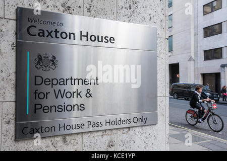 Eingang zum Caxton House, dem Department for Work and Pensions (DWP), Tothill Street, London, Großbritannien Stockfoto