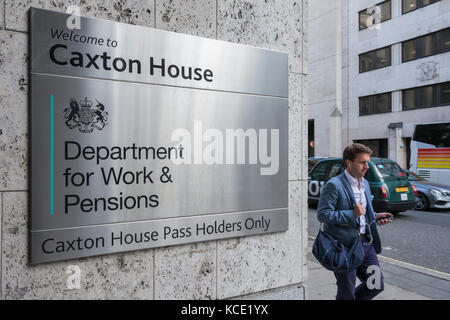 Beschilderung vor dem Eingang zum Caxton House im Department for Work and Pensions (DWP), Tothill Street, London, SW1, England, VEREINIGTES KÖNIGREICH Stockfoto