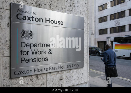 Zeichen außerhalb Caxton House an der Abteilung für Arbeit und Pensionen (DWP), auf die Tothill Street, London, UK Stockfoto