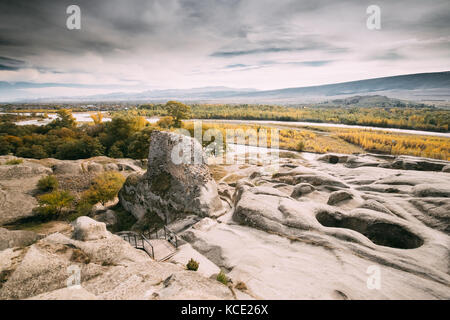 Uplistsikhe, shida kartli Region, Georgia. Reste der Altar in der berühmten Wahrzeichen uplistsikhe ist eine alte Felsen gehauene Stadt im östlichen Georgien. Landschaft Stockfoto