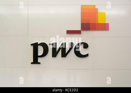 Mitarbeiter, die PriceWaterhouseCoopers Büros auf dem Embankment, London, UK Stockfoto