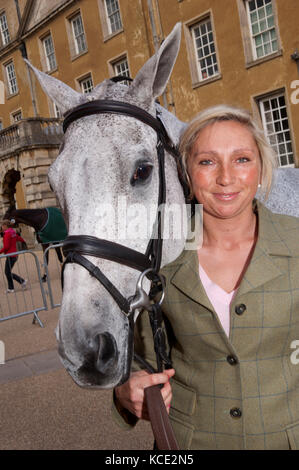 Phoebe Buckley, drei Tag eventer, mit ihrem Pferd 'Frosty' am Badminton Horse Trials. Stockfoto