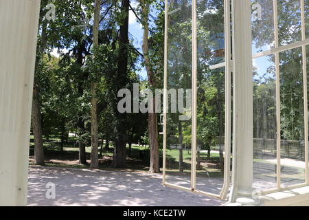Ein Blick außerhalb des Crystal Palace Fenster, Madrid Stockfoto
