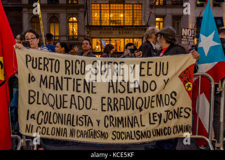 New York, USA. 03 Okt, 2017 Aufruf zum Handeln in Puerto Rico und pro Libertad rief zu einer Mahnwache und Kundgebung vor dem Trump Tower in Manhattan. Hunderttausende auf die Straße, in der Solidarität mit den Gruppen in Puerto Rico die Mobilisierung der erste Trumpf besuchen nach dem Hurrikan Maria zu protestieren. (Phoo von Erik mcgregor/Pacific Press) Quelle: Pacific Press/alamy leben Nachrichten Stockfoto