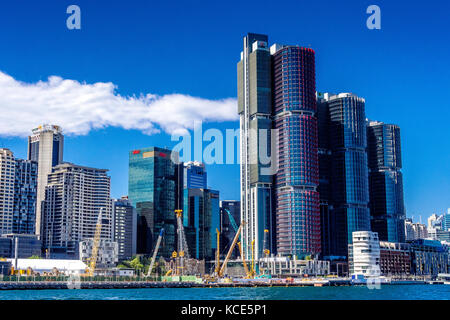 Wolkenkratzer in Barangaroo in Sydney CBD durch den Hafen von Sydney, NSW, Australien Stockfoto