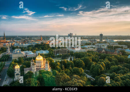 Riga, Lettland Riga Stadtbild. nach oben Blick auf Riga Geburt Christi Dom - berühmte Kirche und Wahrzeichen im Sommer Abend. Luftaufnahme bei Sonnenuntergang Zeit Stockfoto