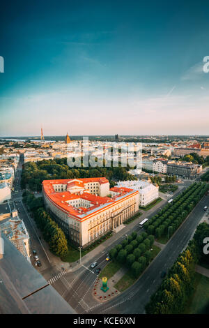 Riga, Lettland Riga Stadtbild. nach oben Blick auf die Gebäude des Justizministeriums, oberstes Gericht, das Kabinett und die Freiheit der Boulevard Street im Sommer ev Stockfoto