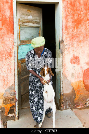 Seniorendame im ländlichen Dorf Namibia Afrika Stockfoto