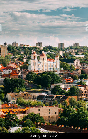 Vilnius, Litauen. Luftaufnahme der Bastion der Stadt Vilnius Wand und die orthodoxe Kirche des Heiligen Geistes im Sommer Tag. Die Altstadt von Vilnius ist Teil der Stockfoto