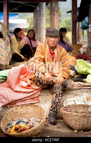 Ein markt anbieter in Paro, Bhutan Stockfoto