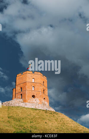 Vilnius, Litauen. berühmten Turm von gediminas oder gedimino im historischen Zentrum. Unesco Welterbe. obere Burganlage in Vilnius Altstadt ist kleinen Baue Stockfoto