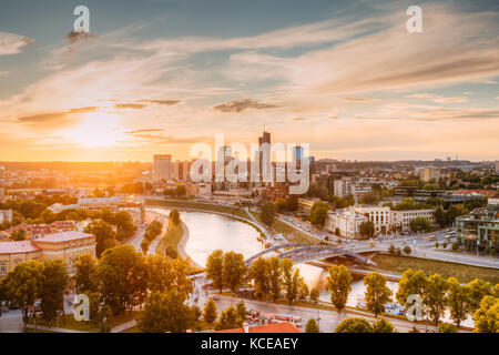 Vilnius, Litauen. Sonnenaufgang Sonnenuntergang Dämmerung über Stadtbild in Abend Sommer. schöne Aussicht auf moderne Bürogebäude Wolkenkratzer im Geschäftsviertel n Stockfoto