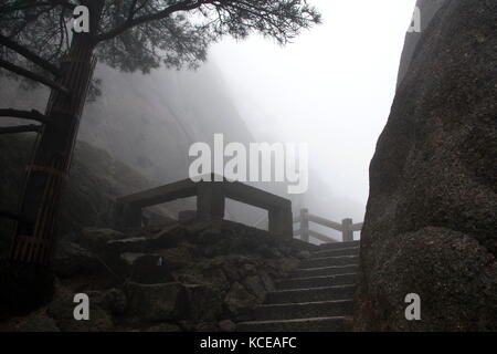 Der Nebel, Nebel Rainny Tag. Stein steile Stufen. Trekking walking wandern Huangshan Berg. Anhui, China. 13. April 2009 Stockfoto