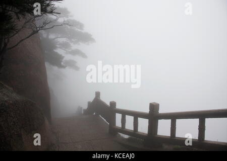 Der Nebel, Nebel Rainny Tag. Stein steile Stufen. Trekking walking wandern Huangshan Berg. Anhui, China. 13. April 2009 Stockfoto