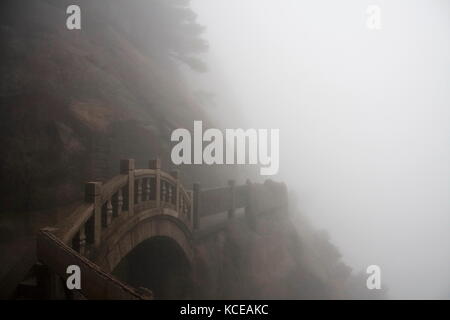 Der Nebel, Nebel Rainny Tag. Stein steile Stufen. Trekking walking wandern Huangshan Berg. Anhui, China. 13. April 2009 Stockfoto