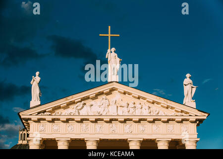 Vilnius Litauen. Schließen Giebel der Dom Basilika St. Stanislaus, St. vladislav mit drei Statuen - st. Elena mit Kreuz, St. Stanislaus, St. Stockfoto