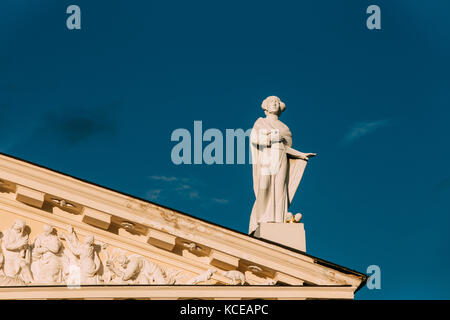 Vilnius, Litauen. Schließen Sie den Blick auf die Statue des heiligen Kasimir Litauen auf dem Dach von Dom Basilika St. Stanislaus und St. Ladislaus symbolisiert. Stockfoto