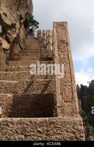 Der Weg nach oben, Stein steile Stufen. Trekking walking wandern Huangshan Berg. Anhui, China. 13, April 2009 Stockfoto