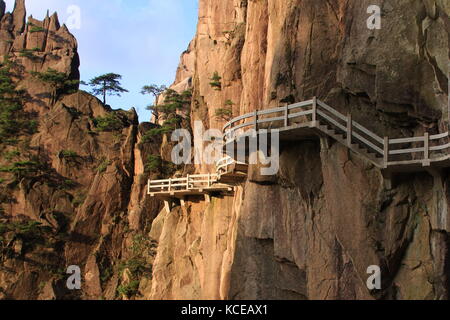 Der Weg nach oben, Stein steile Stufen. Trekking walking wandern Huangshan Berg. Anhui, China. 13, April 2009 Stockfoto