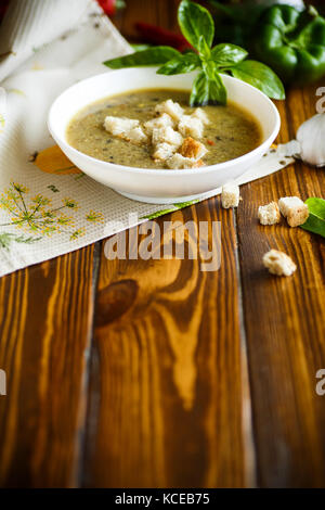 Suppe pürieren von Gemüse und Pilzen. Stockfoto