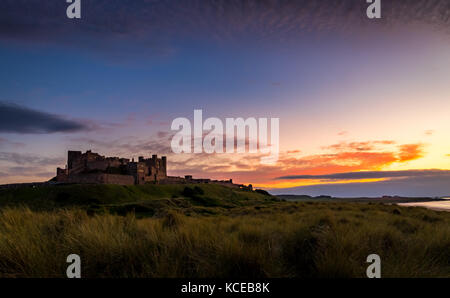 An der nordöstlichen Küste von England, durch das Dorf von bamburgh in Northumberland, der Standort war ursprünglich die Lage einer keltischen brittonic fo Stockfoto